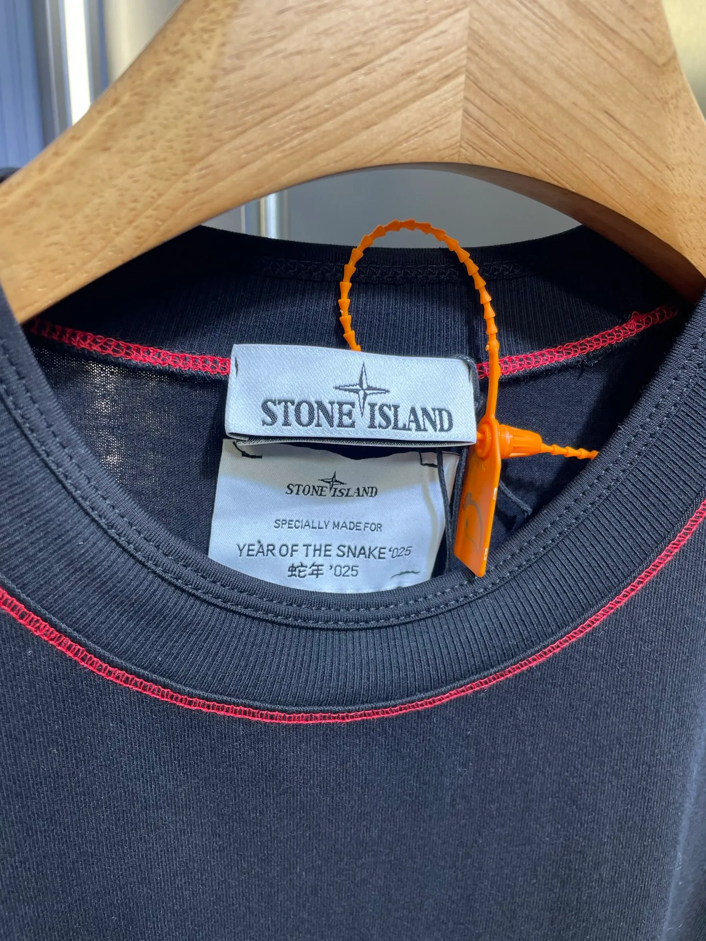 🅿️280 Stonelsland badge embroidered short sleeves. Customized elegant black silk cotton and linen plain fabric. Delicate and smooth, comfortable and skin-friendly. The iconic red Compass badge embroidery on the chest highlights the brand's imprint. Stitch art. The beauty of contrasting colors. The red stitches jump on the black base. The collision of fashion and creativity exudes irresistible charm. Process 1: Using imported machine embroidery technology, using advanced computer control systems and precision mechanical components to realize the red Compass badge embroidery operation. High precision, smooth and delicate lines. Process 2: Special machine for back-bottomed topstitch fine sewing. Special machine is used for topstitch sewing. The reverse side of the clothing is required to be carefully prepared before sewing. Ensure straight sewing lines, even stitches, smooth edges and beautiful appearance. Process 3: The fabrics are washed and have a better hand feel. Not easy to deform, not easy to shrink, not easy to fade, and maintain long-term beauty. Accessories: Customized 1:1 Stonelsland trademark. Version: Loose fit Size: S M L XL Style number: 25142-A20